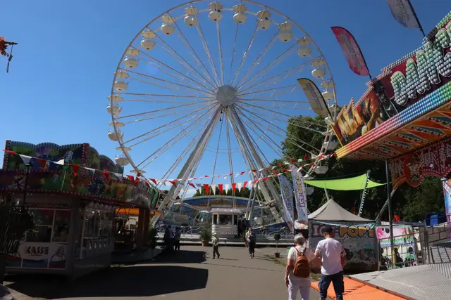 Treff- und Ausgangspunkt war das Riesenrad, wo Göbel aus erster Hand von seiner Arbeit berichtete. Er ließt keine Frage offen.  | Foto: Julia Glöckner