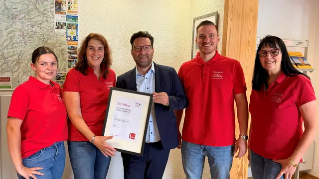 Das Team kann sich freuen: Die gute Leistung der Tourist-Information Dahner Felsenland wurde bestätigt. | Foto: Tourist-Information Dahner Felsenland