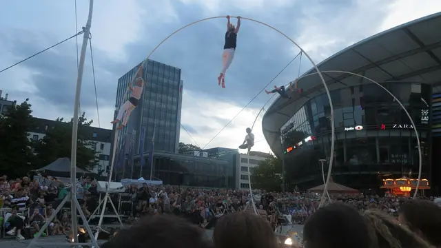 Das Straßentheaterfestival lockt Jahr für Jahr mehr Publikum an.  | Foto: Julia Glöckner