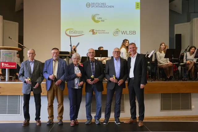 Ausgezeichnet wurden von Amtschef Daniel Hager-Mann (r.) Sportlerinnen und Sportler (v.l.), die im Jahr 2025 das Deutsche Sportabzeichen zum 55. und 60. Mal abgelegt haben - unter anderem Werner Linsenmaier, Karlheinz Hakenberg aus Rheinstetten, Gisela Müller, Berth Hofschulte, Wolfgang Ding | Foto: Ministerium/Markus Schwerer