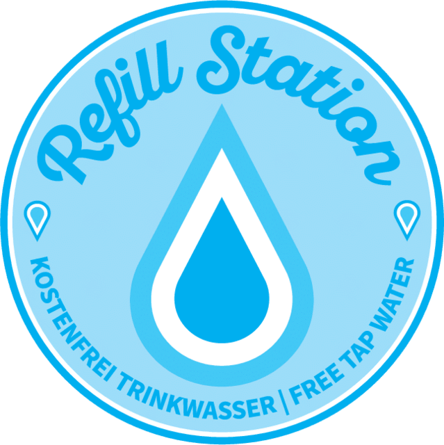 Wer unterwegs Durst bekommt, kann an Refill-Stationen die eigene Flasche kostenlos mit Leitungswasser auffüllen. | Foto: Refill Deutschland