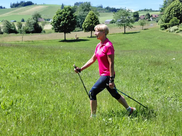 DSV Nordic Walking Trainerin Monika Gödel demonstriert die Technik.  | Foto: Bild: Monika Gödel privat