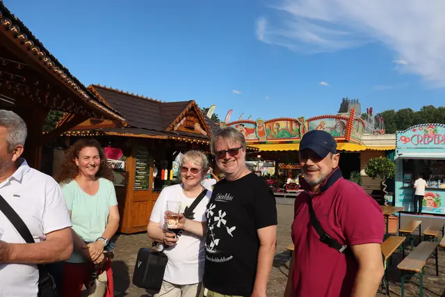 Im Bier- und Weindorf gab es für die glücklichen Gewinner einen letzten Umtrunk bei einem Gastronomen aufs Haus.  | Foto: JG