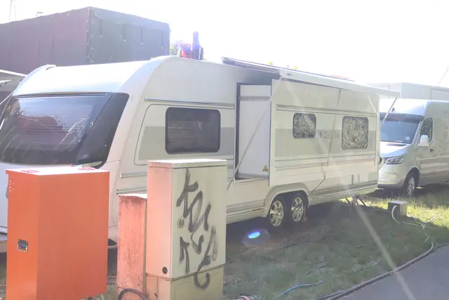 Hinter den Zäunen reihen sich die Camper, Anhänger und Lastwagen aneinander.  | Foto: Julia Glöckner