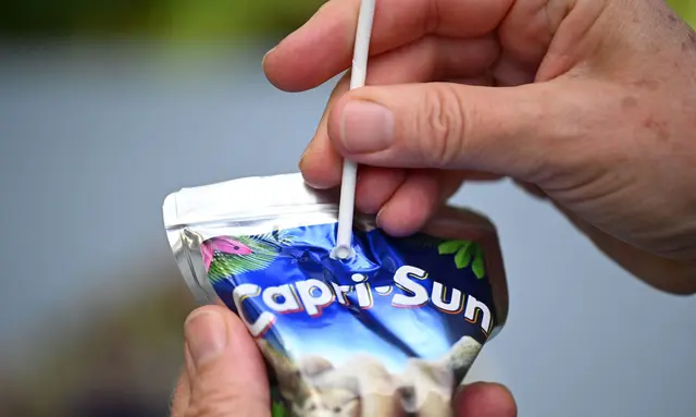 Capri-Sun kämpft seit zwei Jahren um eine Rückkehr zu Plastikstrohhalmen – Kunden hätten sich etwa über den Papiergeschmack beim Trinken beschwert, sagt das Unternehmen. (Symbolbild) | Foto: Bernd Weißbrod/dpa