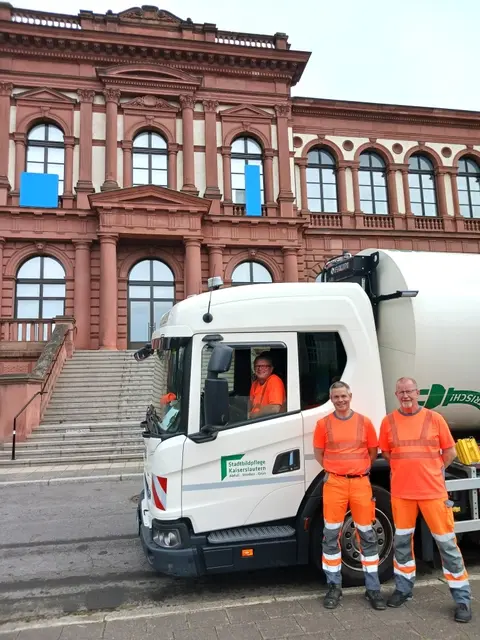 Ein Müllauto der Stadtbildpflege Kaiserslautern mit drei Mitarbeitern der Müllabfuhr vor der Pfalzgalerie | Foto: Stadtbildpflege Kaiserslautern