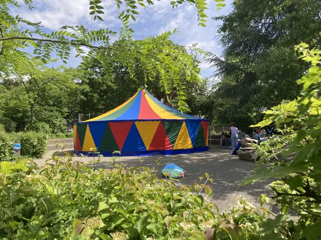 Auf dem Schulhof der IGS Speyer wird beim Zeltival zwischen Zelten, Musik und Mitmach-Angeboten Festivalstimmung spürbar | Foto: IGS Speyer