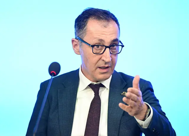 Özdemir ist erst seit kurzem Ministerpräsident. | Foto: Bernd Weißbrod/dpa