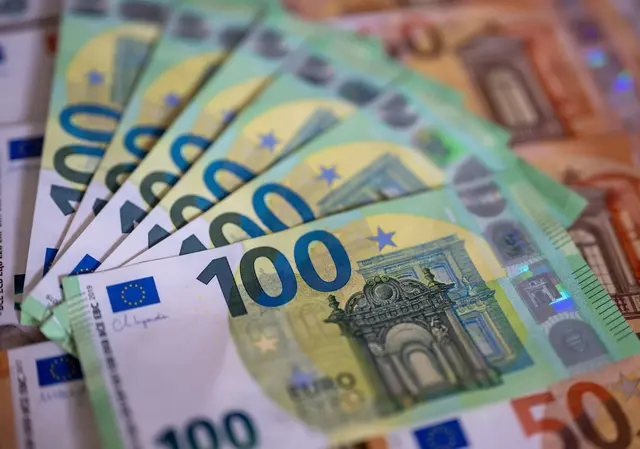 In der Tasche waren laut Polizei rund 1.260 Euro in bar. (Symbolbild) | Foto: Monika Skolimowska/dpa