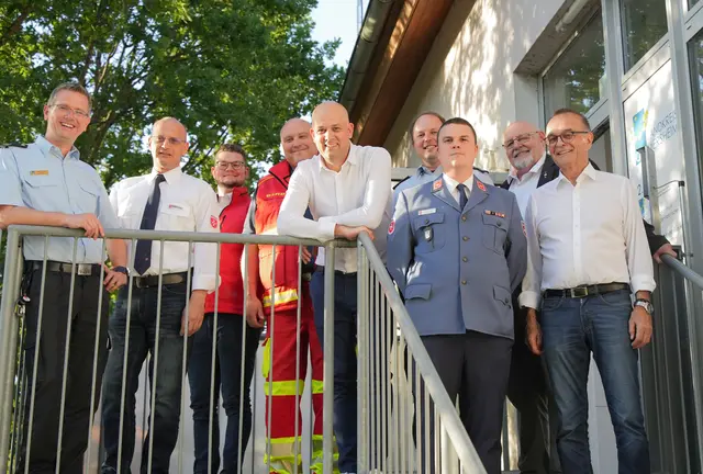 v.l.n.r.: Foto: Christian Betzel (BKI), Karl Dieter Wünstel (Kreisbeauftragter Malteser Hilfsdienst), Sascha Neff (Vorsitzender DLRG Wörth), Andreas Back (Präsident DLRG Rheinland-Pfalz), Martin Brandl (Landrat Kreis Germersheim), Mario Schmid (Stellvertretender BKI), Patrick Trauth (Ortsbeauftragter Malteser Hilfedienst Hatzenbühl), Heiner Butz (Vizepräsident DRK), Dr. Fritz Brechtel (Präsident DRK). 

 | Foto: KVGER/gb
