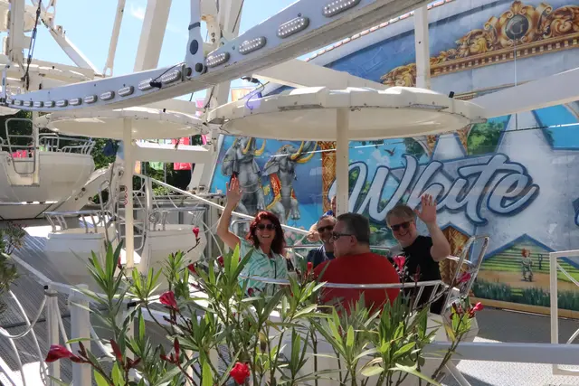 Die Gewinner des Wochenblatt-Gewinnspiels genossen einige Runden im Riesenrad | Foto: Julia Glöckner