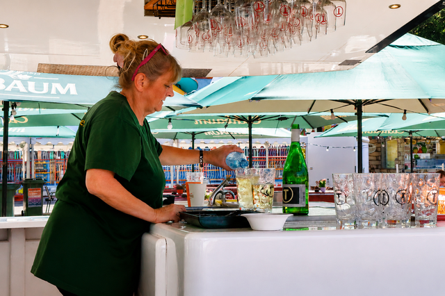 Am Stand im großen Biergarten gab es Freigetränke für die Wochenblatt-Gewinner.  | Foto: Julia Glöckner