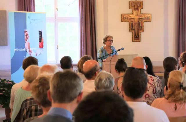 Im Gemeindesaal der Augustinerkirche stellen die Preisträgerinnen und Preisträger der Universitätspreise 2025 ihre ausgezeichneten Arbeiten vor  | Foto: Stadt Landau