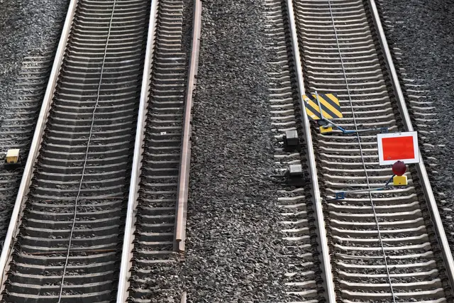 Auf einer S-Bahn-Kupplung sind zwei Jugendliche zwischen Schwetzingen und Mannheim  mitgefahren. (Symbolbild) | Foto: Sebastian Gollnow/dpa