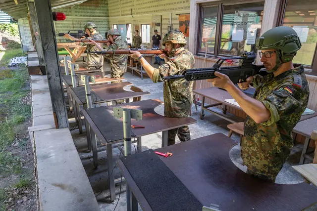 Veteranen der Bundeswehr konnten beim Veteranentag in Ramstein auch ihre Treffsicherheit auf dem Schießstand unter Beweis stellen. Die Veranstaltung soll nach der erfolgreichen Premiere 2027 fortgesetzt werden. | Foto: Verbandsgemeinde Ramstein-Miesenbach