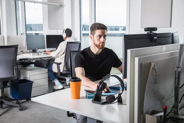 Mehr leisten, um zu genügen? Klingt fleißig – fühlt sich aber wie Dauerstress an. Anhaltender innerer Druck kann Schlafstörungen, Depressionen oder Burn-out begünstigen.  | Foto: dpa