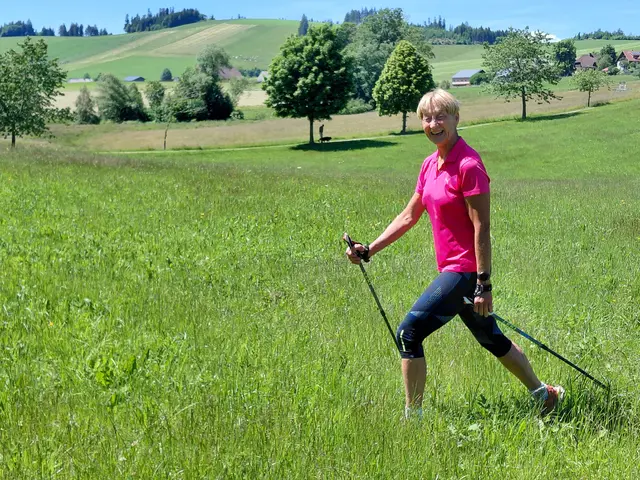 DSV Nordic Walking Trainerin Monika Gödel demonstriert die Technik.
 | Foto: Monika Gödel privat