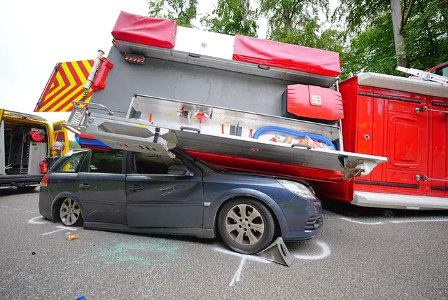 Ein Feuerwehrauto der US-Army ist bei Stuttgart auf ein Auto gekippt. | Foto: ---/onw-images/dpa