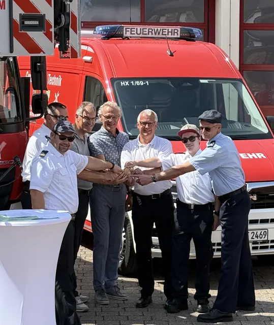 Der neue Gerätewagen „Technik“ soll Feuerwehren bei Einsätzen und Logistik über Gemeindegrenzen hinweg unterstützen: Jens Thiele, Brand- und Katastrophenschutzinspekteur der Südlichen Weinstraße, Wehrleiter der VG Herxheim Jürgen Fink, Landrat Dietmar Seefeldt, die Bürgermeister Axel Wassyl (VG Offenbach) und Christian Sommer (VG Herxheim), Gerätewart Ari Gadinger und der stellvertretende Wehrleiter der VG Offenbach Joachim Wagner freuen sich über die gelungene Kooperation | Foto: Feuerwehr Herxheim 
