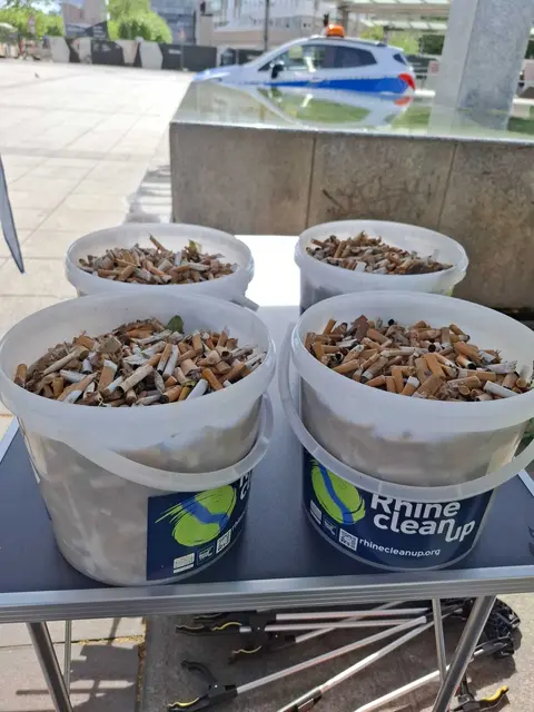 Bei einer Aktion auf dem Berliner Platz im Mai kamen 6000 Kippen in vier großen Eimern zusammen | Foto: Julia Glöckner