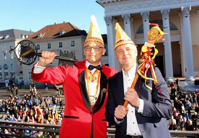 Nach der "Eroberung" des Karlsruher Rathausschlüssels: Präsident Michael Maier, "KG Fidelio", und Oberbürgermeister Dr. Frank Mentrup | Foto: Archiv voko