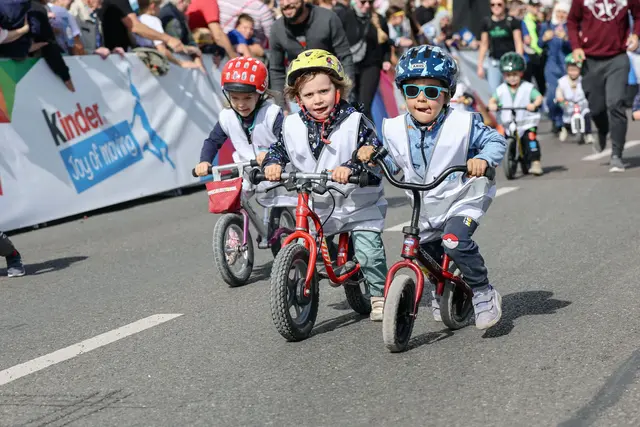 Kinder sind mit dem Fahrrad unterwegs und erleben Radsport hautnah bei einer Mitmach-Aktion. | Foto: Daniel Löb, Daniel Löb