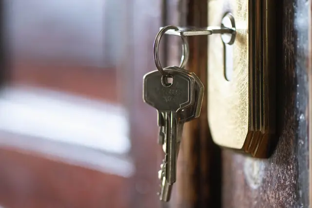 Zwei Adressen reichen nicht: Das Sozialgericht Hannover sieht eine Bedarfsgemeinschaft, wenn die Ehe nach außen erkennbar weiter besteht – inklusive Kinderbetreuung und Wohnungsschlüssel. (zu dpa: «Gericht: Ehe bleibt Bedarfsgemeinschaft trotz zwei Wohnungen») | Foto: dpa