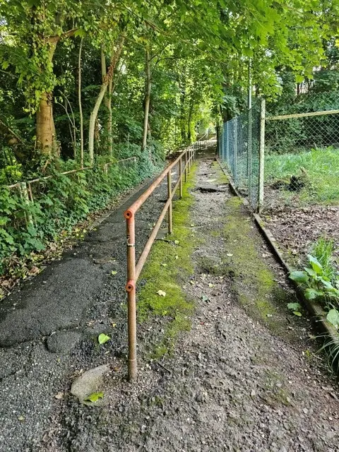 Neues Geländer, neuer Gehweg: Sanierung am Leibniz-Gymnasium startet | Foto: Stadt Neustadt