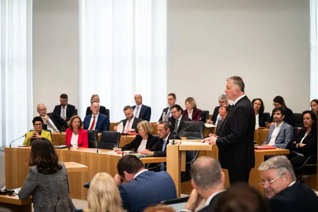 Der Landtag debattiert über die Regierungserklärung von Gordon Schnieder (CDU).  | Foto: Hannes Albert/dpa
