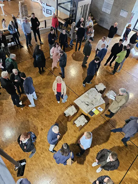 Wer wissen will, wie das Rathaus in Zukunft aussehen und funktionieren könnte, kann sich jetzt im Rathaus selbst ein Bild machen: Im oberen Foyer läuft die Ausstellung „Brutaler Aufsteiger“ mit Modellen von Studierenden der Technischen Universität München. | Foto: Stadt Kaiserslautern