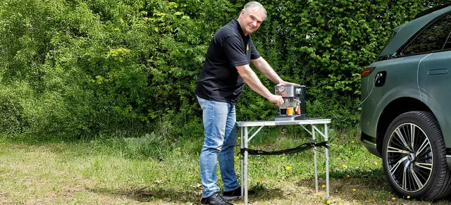 Mit der V2L (vehicle to load)-Funktion kann ein E-Auto externe Geräte wie Kaffeemaschinen oder Gartengeräte mit Strom versorgen. | Foto: ADAC