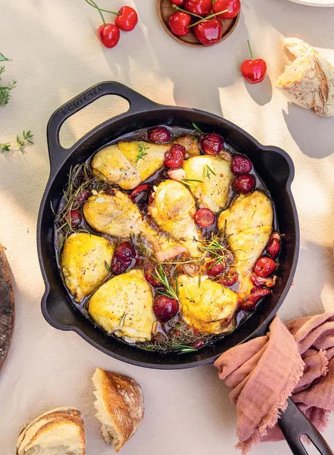 Das Rezept zum Gericht "Hähnchen in Balsamico-Kirsch-Soße" stammt aus dem Kochbuch "Rezepte aus dem Cottage Garden" von Annalena Bokmeier.  | Foto: dpa