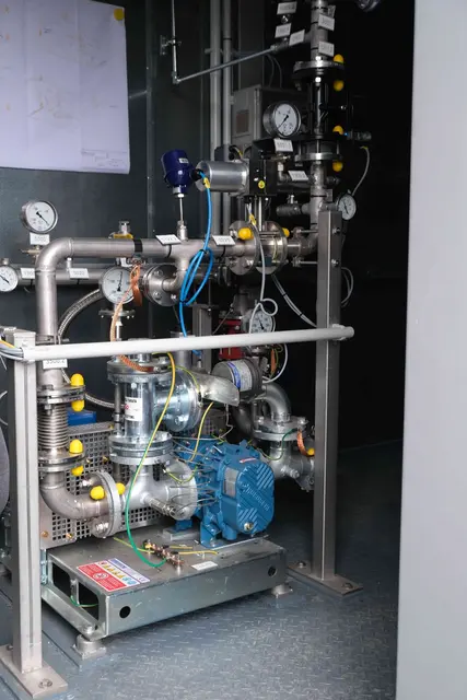 Eine Schwachgasanlage wird auf der ehemaligen Hausmülldeponie Edesheim errichtet werden, hier ein Foto von einer Komponente der bereits bestehenden Anlage auf der früheren Deponie in Heuchelheim | Foto: KV SÜW