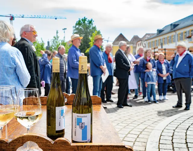 Traditionelle Übergabe des Weinzehnts vor dem Dom, Aufnahme aus dem Jahr 2024 | Foto: Bistum Speyer/Klaus Landry