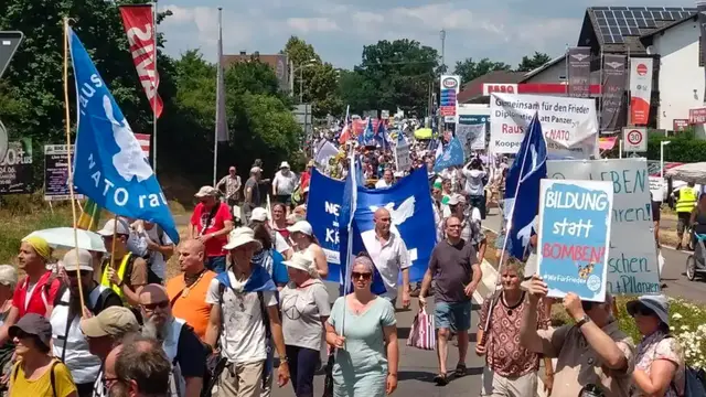 Demonstrationszug in Ramstein: Teilnehmer einer Protestaktion ziehen in Richtung Air Base und machen mit Fahnen, Bannern und Plakaten auf ihre Forderungen aufmerksam. Für Ende Juni werden erneut Demonstration und Protestcamp erwartet. | Foto: Edgar Beier