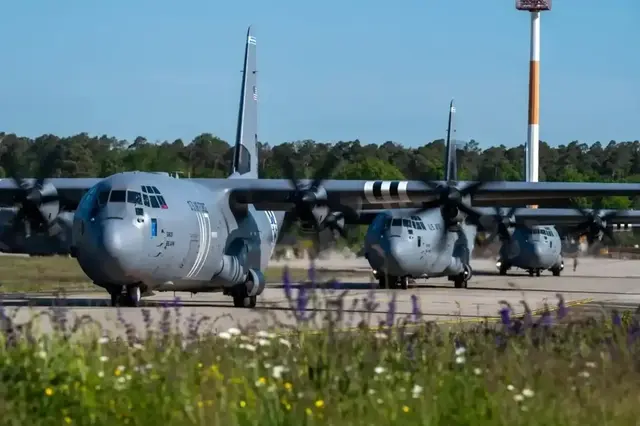US-Transportflugzeuge vom Typ C-130 Hercules rollen auf dem Gelände der Air Base Ramstein über das Rollfeld. Die Militärbasis gilt als wichtiger Wirtschafts- und Standortfaktor für die Westpfalz.
