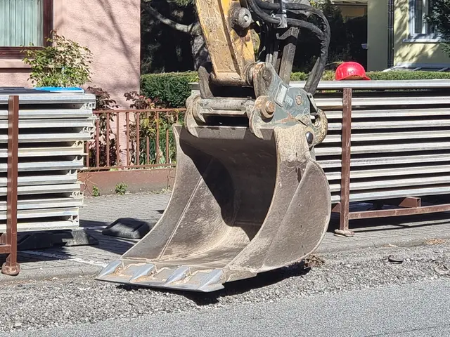 Zu den Pflichtaufgaben der Kommunen gehören unter anderem die Instandhaltung von Straßen und Radwegen, der ÖPNV sowie Wasser- und Müllversorgung. Fehlt es an Geld, muss auch in diesen Bereichen gespart werden - mit großen Auswirkungen auf die Bevölkerung. | Foto: BAS