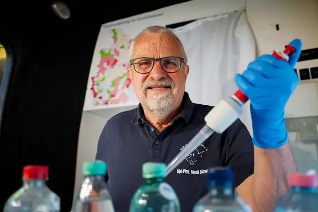 Harald Gülzow untersucht die Brunnenwasserproben | Foto: Ruben Wiltsch