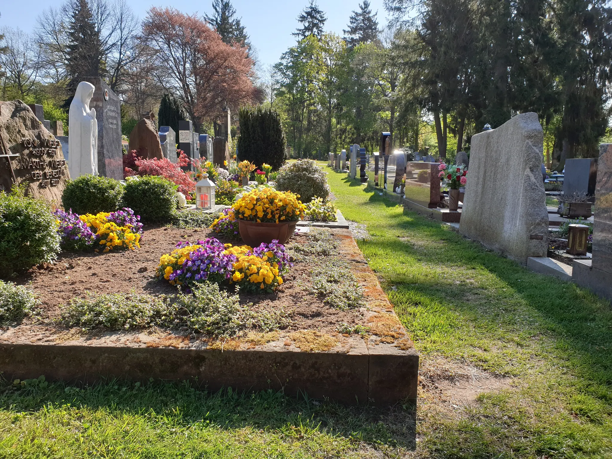 Diebstahl-auf-dem-Hauptfriedhof-Unbekannte-rei-en-fest-montierte-Schale-von-Grab