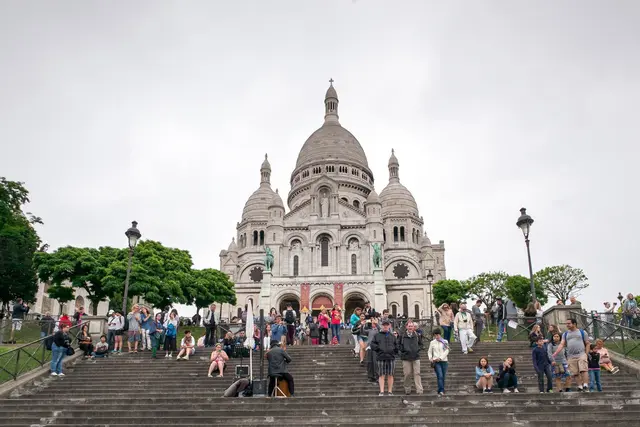 Ab diesem Sommer können Touristen auf der Metrolinie 14 und an der Standseilbahn Montmartre und in vielen Pariser Bussen ihre Tickets direkt mit einer Bankkarte kaufen. | Foto: dpa