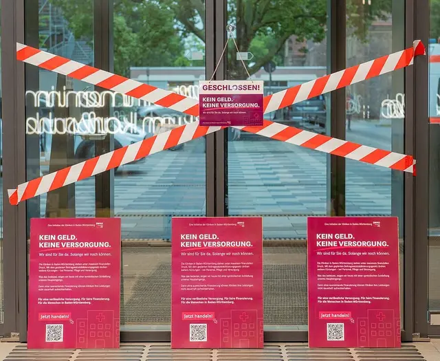 Vor dem Klinikbesuch hängt am Eingang symbolisch ein Schild „geschlossen“, um auf die Finanzsorgen der Häuser hinzuweisen. | Foto:  | Städtisches Klinikum Karlsruhe, Markus Kümmerle