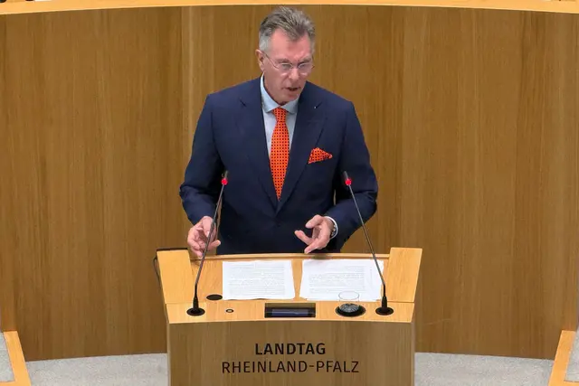 Ministerpräsident Schnieder habe in seiner Rede den Eindruck vermittelt, als habe es keinen Regierungswechsel in Mainz gegeben, sagte AfD-Fraktionschef Büge.  | Foto: Ira Schaible/dpa