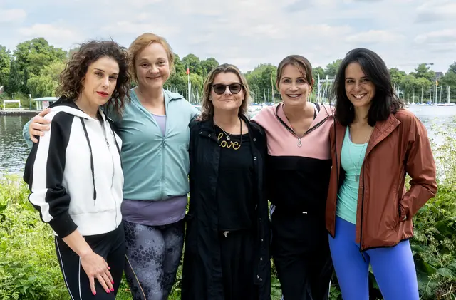 Club der Frühschwimmerinnen: Drehstart in Hamburg mit zentralem Ensemble und Regie Francis Meletzky. | Foto: NDR / Das Erste, Foto: NDR/Frizzi Kurkhaus
