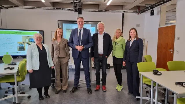 Alexander Schweitzer hat das hybride Kompetenzzentrum der VHS 2023 eröffnet. | Foto: VHS KL eV