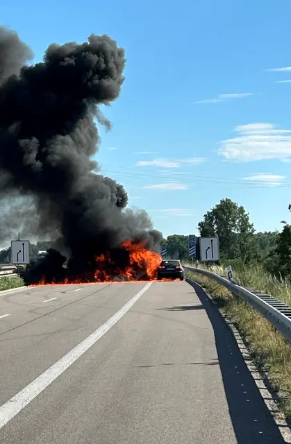 Ein brennender Pkw auf der A65 bei Neustadt-Nord hat am Mittwochabend für eine zeitweise Vollsperrung und kilometerlange Staus gesorgt. Auch die Fahrbahn geriet durch auslaufende Betriebsstoffe in Brand. | Foto: Polizeidirektion Landau