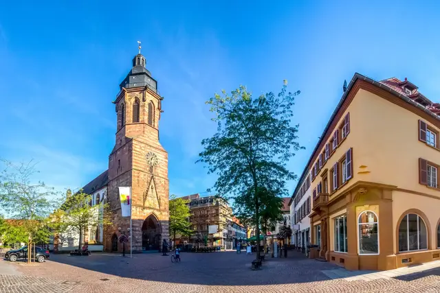 Programm und Standorte der Fête de la Musique Landau 2026: Auch der Stiftsplatz und die Stiftskirche sind Veranstaltungsorte mit Live-Musik und vielfältigen Künstlerauftritten | Foto: Sina Ettmer/stock.adobe.com