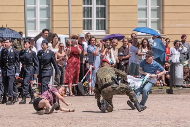 Während der Feierlichkeiten versammelten sich nach Angaben der Polizei rund 40 Demonstrierende im Bereich des Schlossplatzes | Foto: Paul Neeedham