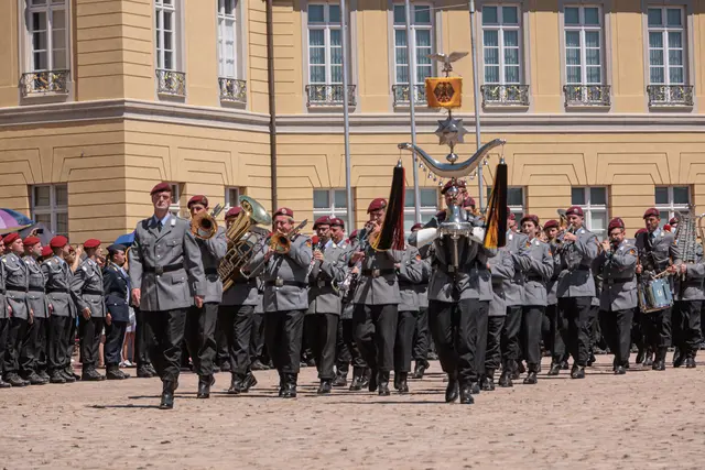 Bundeswehr: Feierliches Gelöbnis vor dem Karlsruher Schloss und dem Bundesverfassungsgericht | Foto: Paul Neeedham