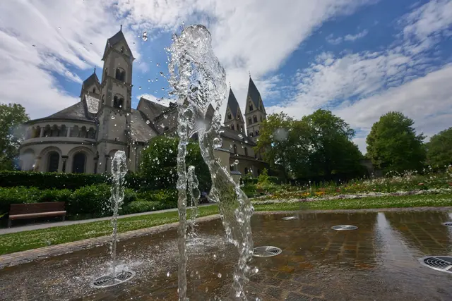 Wasser als Abkühlung wird vielen willkommen sein.  | Foto: Thomas Frey/dpa