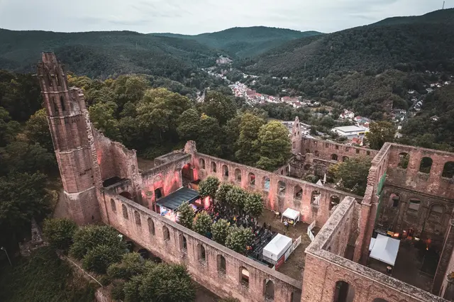 Wer die Klosterruine Limburg besichtigen will, trifft vorübergehend auf eine Sperrung im Innenschiff. | Foto: Dennis DeBiase